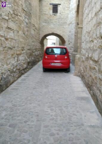 La Policía Local de Baeza interviene para sacar un coche atrapado en el «laberinto» de la Catedral