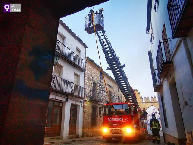 Desalojadas una madre y su hija tras el incendio en el tejado de una vivienda en Baeza 2 78948023 2583241205124435 4019650890074947584 o