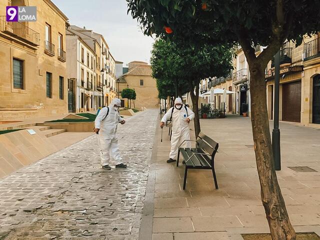 El servicio de limpieza y mantenimiento de Baeza desinfecta las calles y mobiliario urbano 4 18 Desinfección y limpieza de las calles y el mobiliario urbano de Baeza 1