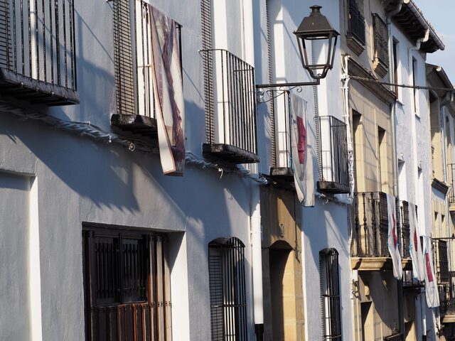 Los baezanos llamados a llenar sus balcones con colgaduras de la Virgen del Alcázar