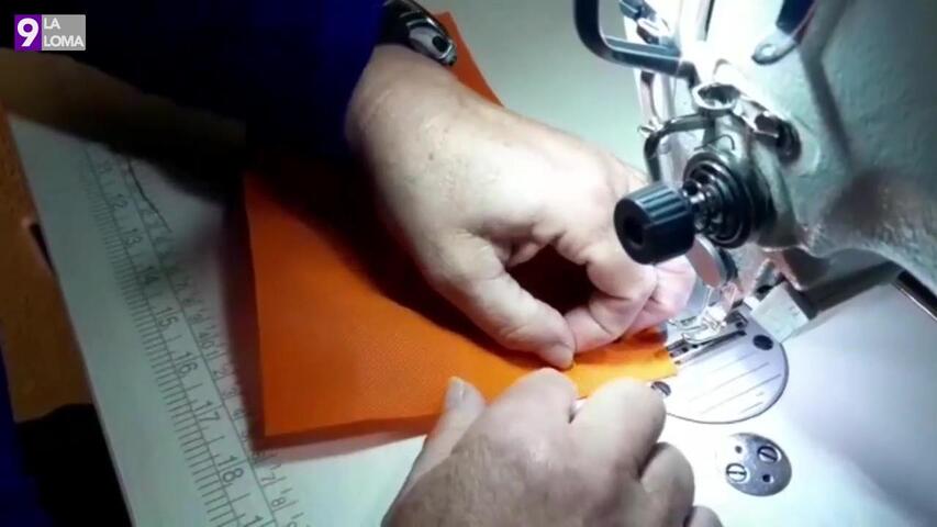 Elia Garrido, monitora del taller de costura básica de Úbeda nos enseña cómo hacen las mascarillas