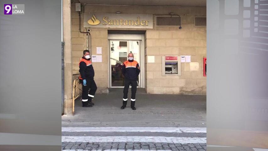 Dispositivo de protección civil en Baeza para que se guarde la distancia de seguridad en el cobro de las pensiones