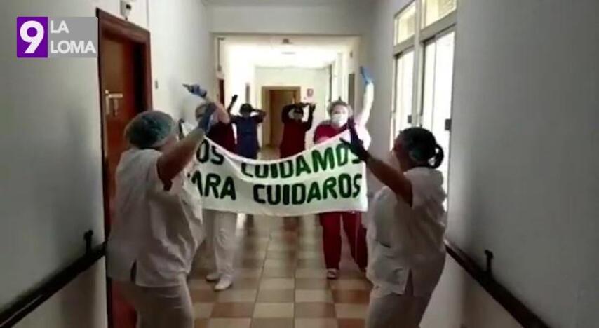 Los trabajadores de la residencia de mayores de Baeza cantan el himno de la cuarentena
