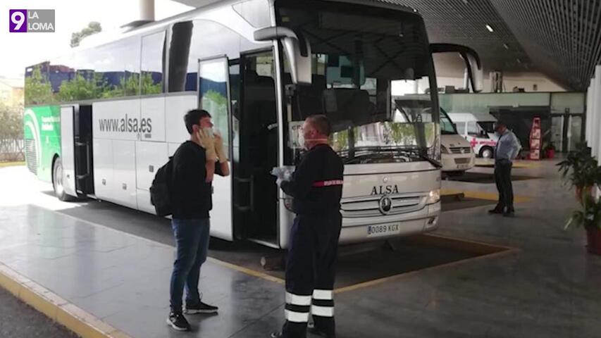 La brigada de primera intervención entrega en Baeza mascarillas a usuarios de transporte público