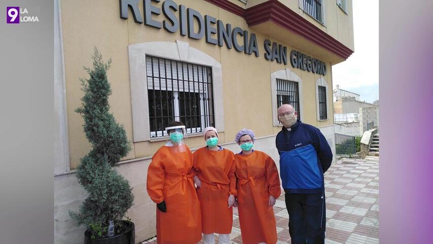 El párroco de Torreperogil reparte batas y buzos de protección a las residencias y el centro de salud
