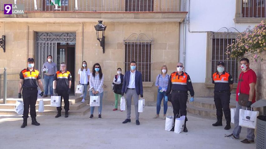 Protección Civil y concejales de Torreperogil reparten casa por casa mascarillas infantiles y un obsequio a los niños y niñas