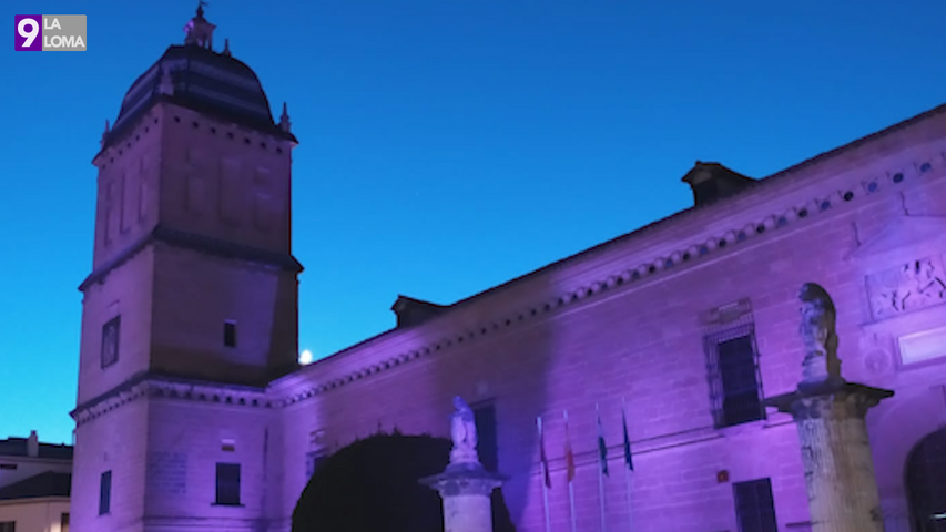 Iluminación especial del Hospital de Santiago por el día Mundial de la Enfermedad Inflamatoria Intestinal