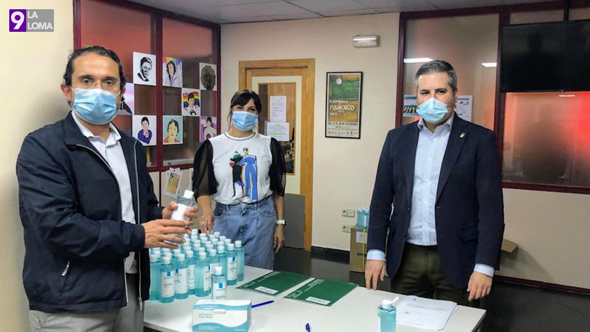 La delegación de educación y deporte reparte material de protección para los trabajadores que se incorporan a los centros educativos