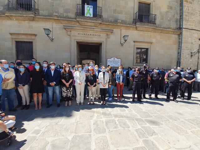 La corporación municipal ubetense acuerda tres días de luto oficial por las víctimas del crimen machista de Úbeda