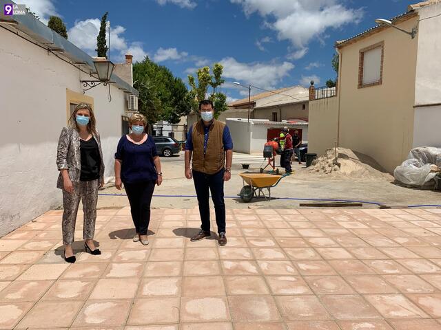 La alcaldesa de Baeza y el concejal de obras visitan las obras que se están acometiendo en la ciudad