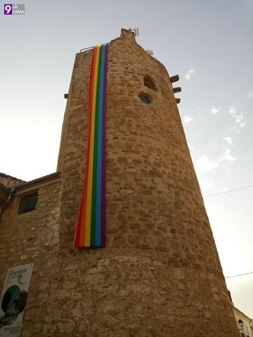Lona arcoiris en el torreón de Lupión como apoyo al colectivo LGTBI