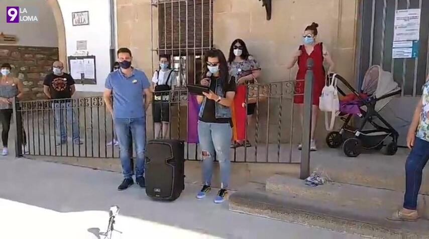 Torreperogil celebra el día del orgullo LGTBI con la lectura de un manifiesto en la Plaza de la Villa