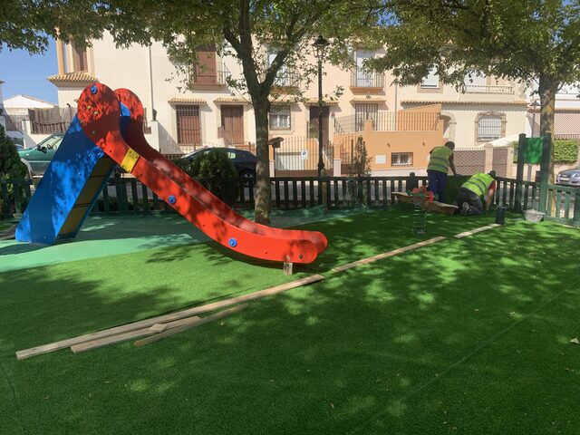 El Ayuntamiento de Baeza renueva el parque Francisco de Centeno con césped artificial