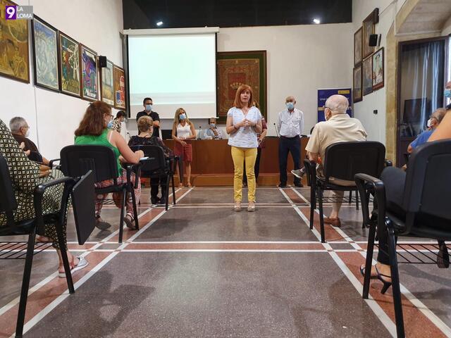 La alcaldesa de Úbeda explica a vecinos y comerciantes de la corredera el proyecto de rehabilitación de la calle