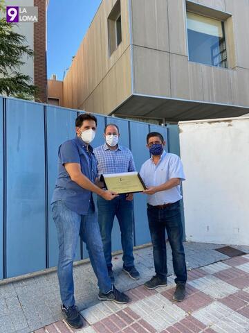 Reyes entrega una placa de homenaje a la residencia de Bedmar por su labor durante la pandemia