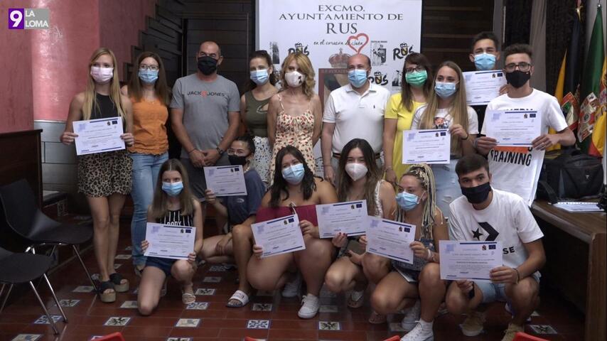 Entrega de diplomas al alumnado de los cursos de actividades acuáticas en Rus
