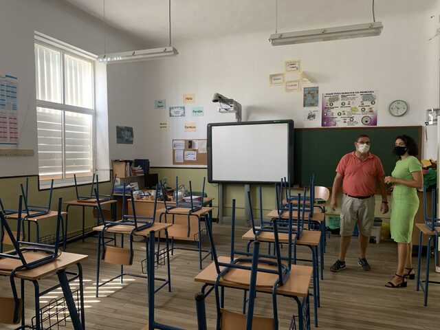 Reyes solicita a la Junta una reunión urgente con los ayuntamientos para abordar la desinfección de los colegios
