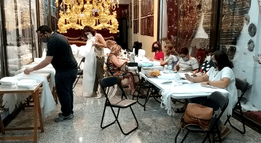 La Archicofradía de la Virgen del Alcázar confecciona batas y mascarillas para colegios, guarderías, centros de salud y ONG