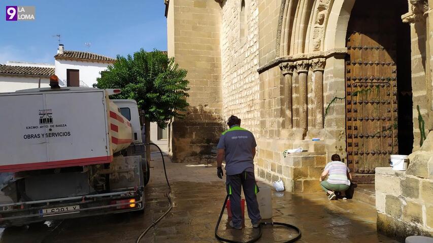 El ayuntamiento de Baeza procede a la limpieza de El Salvador