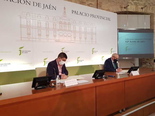 Diputación apoya con otros 25.000 euros la puesta en funcionamiento de los órganos de la IGP Aceite de Jaén 4 firma convenio igp