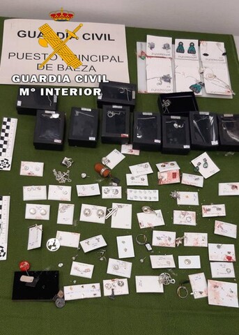Guardia Civil y Policía Local detienen al presunto autor de un robo en una bisutería de Baeza