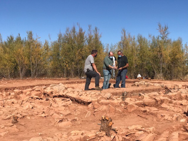 El alcalde de Rus visita las excavaciones arqueológicas del entorno del Giribaile