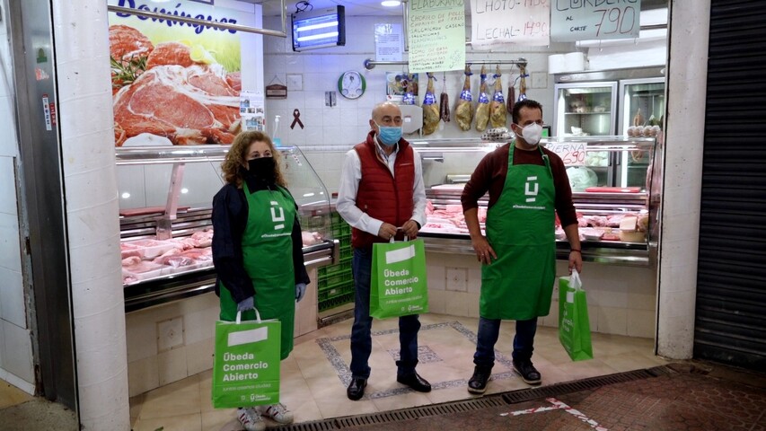 «Úbeda comercio abierto» comienza su campaña en el mercado de abastos