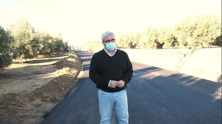 El concejal de agricultura visita las obras de asfaltado del camino de la Cruz de la Asomá 4 cruz de la asoma