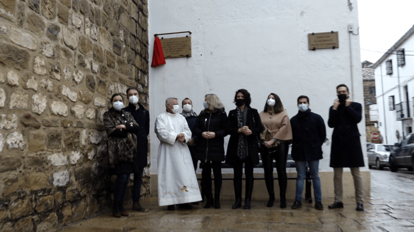Placa de homenaje al poeta Alonso de Bonilla en la parroquia del Salvador de Baeza donde está sepultado