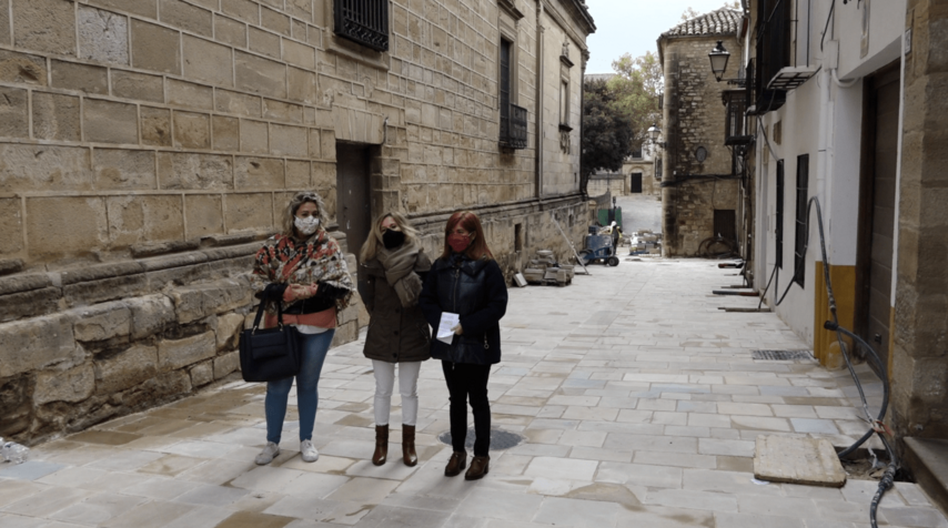 La alcaldesa de Úbeda visita las obras de la Calle Juan Montilla