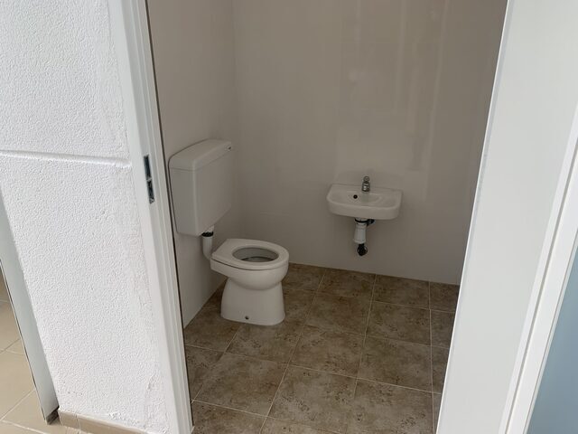 El Ayuntamiento de Baeza realiza un nuevo cuarto de baño en el Colegio Ángel López Salazar