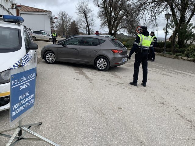 La Policía Local de Baeza y Úbeda realizan controles conjuntos debido al cierre perimetral de ambas ciudades