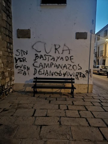 Pintadas contra el sonido de las campanas de la Parroquia de El Salvador en Baeza