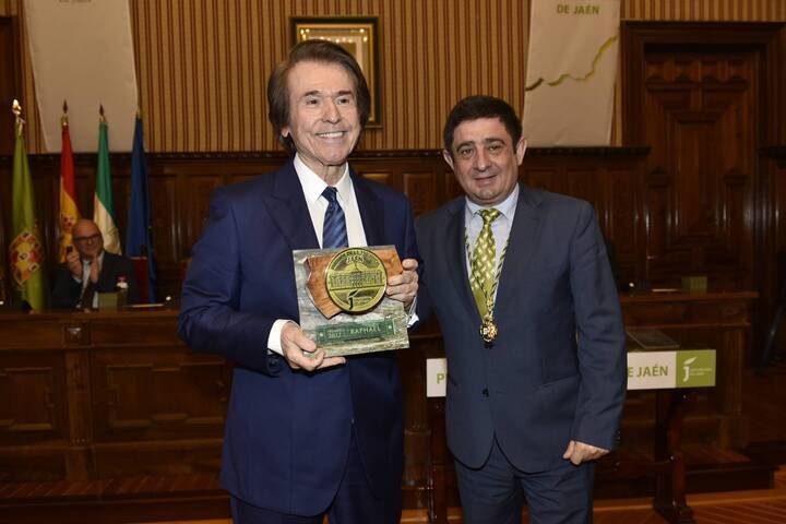 El presidente de la Diputación felicita a Raphael por la concesión del título de Hijo Predilecto de  Andalucía