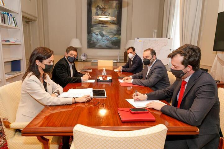 Ábalos y Reyes analizan la situación socioeconómica y acciones para impulsar conexiones ferroviarias y por carretera de Jaén 2 20210211 Reyes mantiene una reunion con el ministro de Fomento Jose Luis Abalos 1
