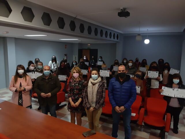 El Ayuntamiento de Rus entrega los diplomas del curso de dependencia a 26 alumnas