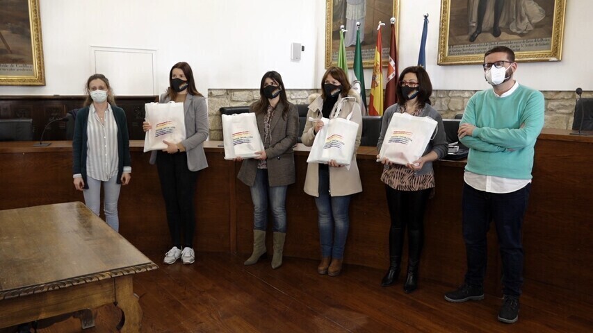 El ayuntamiento de Úbeda entrega material formativo en materia de LGTBI a los centros educativos