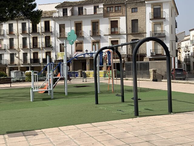 Abiertas las zonas de columpios de los parques infantiles de Baeza