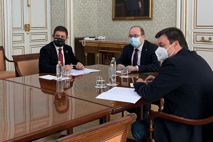Reyes aborda con Iceta la situación socioeconómica y actuaciones del Gobierno central en la provincia