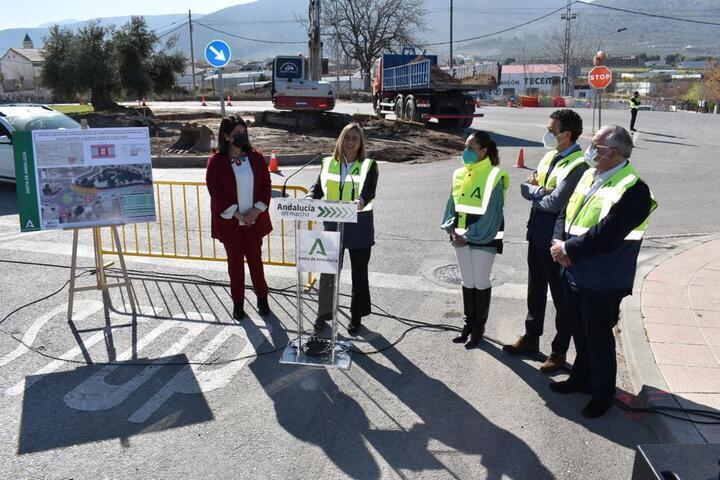 La Junta inicia la construcción de una glorieta en la travesía de Mancha Real para evitar accidentes
