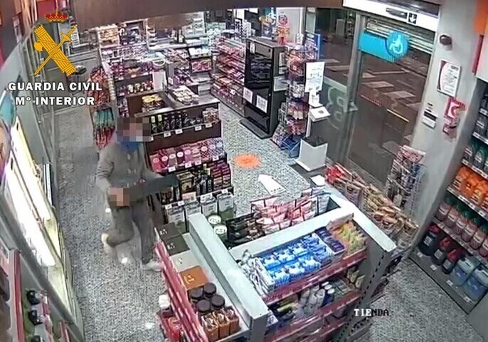 La Guardia Civil detiene a dos personas de Torreperogil por presunto delito de hurto en una gasolinera de Navas de San Juan