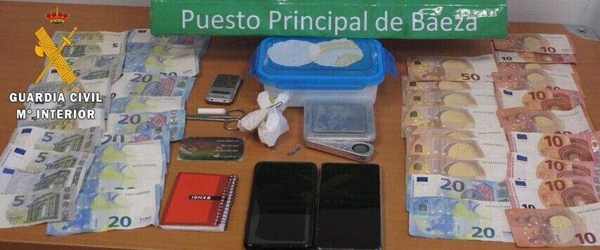 Detenidos en Baeza una mujer y un hombre de 23 y 33 años de edad como presuntos autores de un delito de tráfico de estupefacientes.