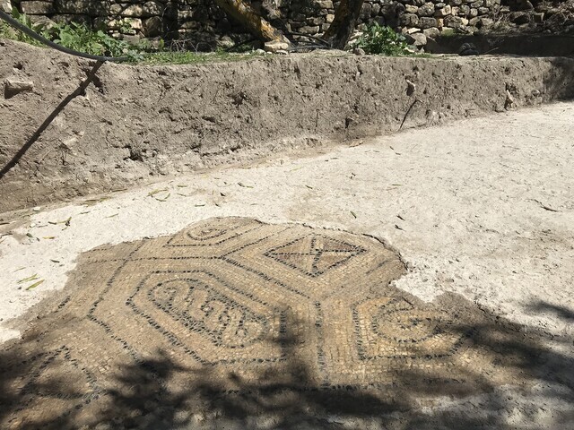 Documentan una extensa villa romana, con mosaicos y zonas de producción, como un alfar y una almazara, en el yacimiento de ‘El Altillo’ en Rus