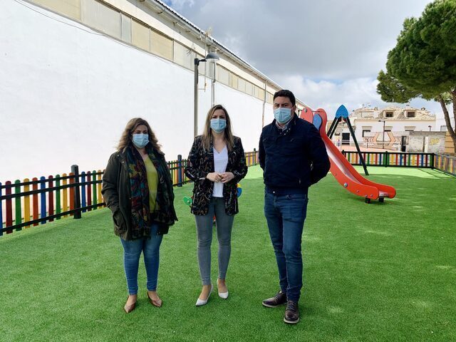 La alcaldesa de Baeza visita con el concejal de obras y la concejala de parques el rehabilitado parque de La Cerca