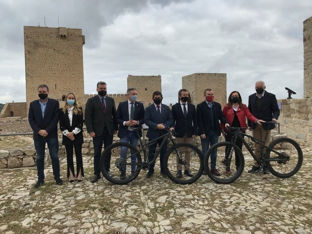 Reyes califica la Andalucía Bike Race como una oportunidad para poner en valor el patrimonio natural de la provincia