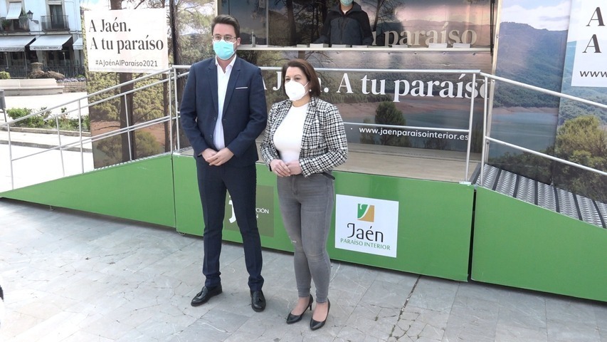 El furgón de promoción del programa de Diputación «A Jaén. A tu paraíso» visita la ciudad de Baeza