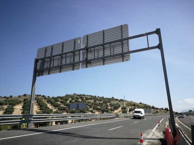 Corte en la Autovía del Olivar para retirar un pórtico dañado tras un accidente de tráfico