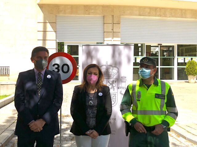 La subdelegada del gobierno en Jaén señala que la bajada a 30km/h en vías urbanas y travesías permitirá la creación de ciudades más comprometidas con la seguridad