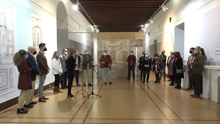 Úbeda coge una muestra sobre la hipótesis visual de las pinturas murales de las habitaciones de Carlos V en la Alhambra