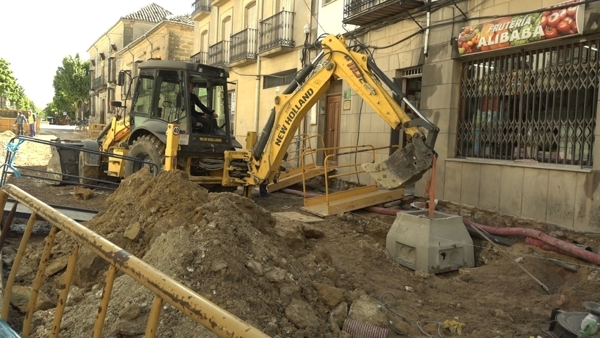 La intervención de la calle Julio Burell de Baeza llega a su ecuador y dará más de 500 jornales a las personas de la bolsa de trabajo